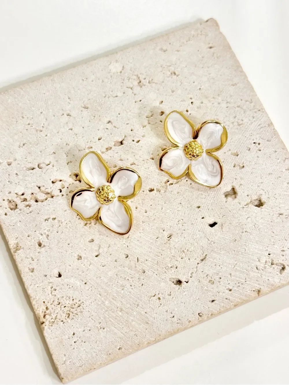 White Floral Stud Earrings Q1096